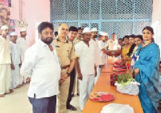 The prisoners in the jail also became overwhelmed | कारागृहातील बंदिवानही गहिवरले The prisoners in the jail also became overwhelmed | कारागृहातील बंदिवानही गहिवरले